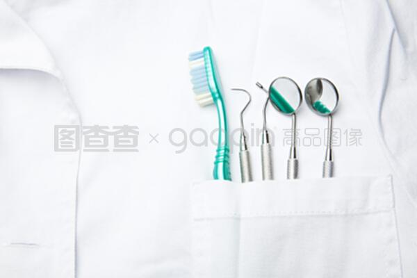 帶醫(yī)療器械的牙醫(yī)口袋 便攜式口腔護(hù)理的新紀(jì)元